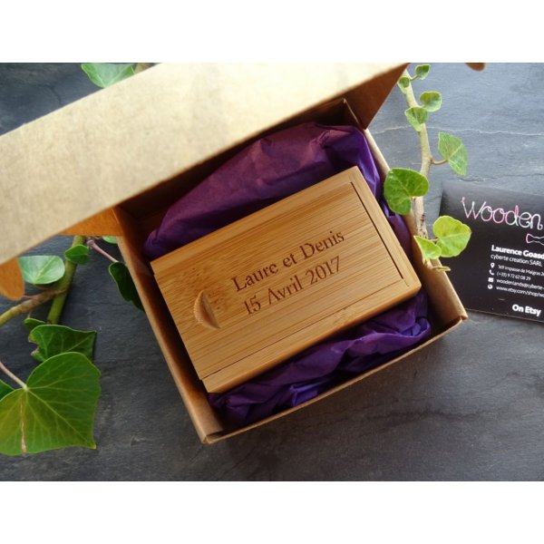 32 GB USB 3.0-n&oslash;gle i en bambus&aelig;ske, der kan personligg&oslash;res ved gravering 