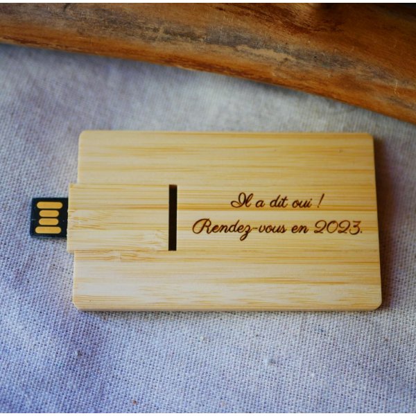 32 GB USB-n&oslash;gle Bamboo tr&aelig; kort, der kan personligg&oslash;res ved gravering