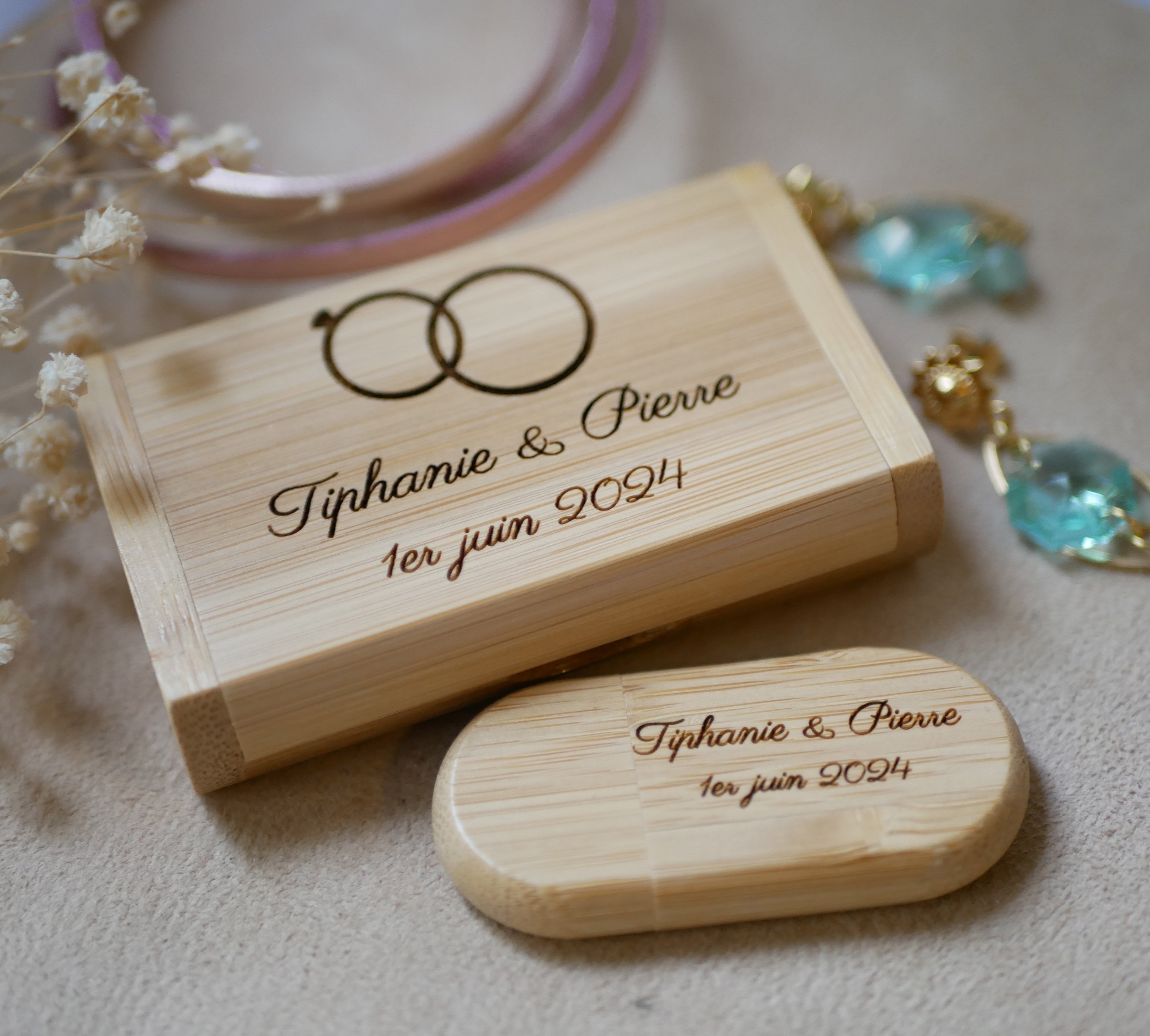 32 GB 3.0 USB-n&oslash;gle i personligt etui af lyst ahorntr&aelig;