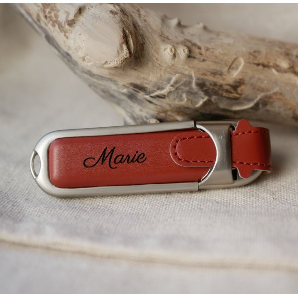 32 GB USB-n&oslash;gle i brunt l&aelig;deretui til personlig tilpasning