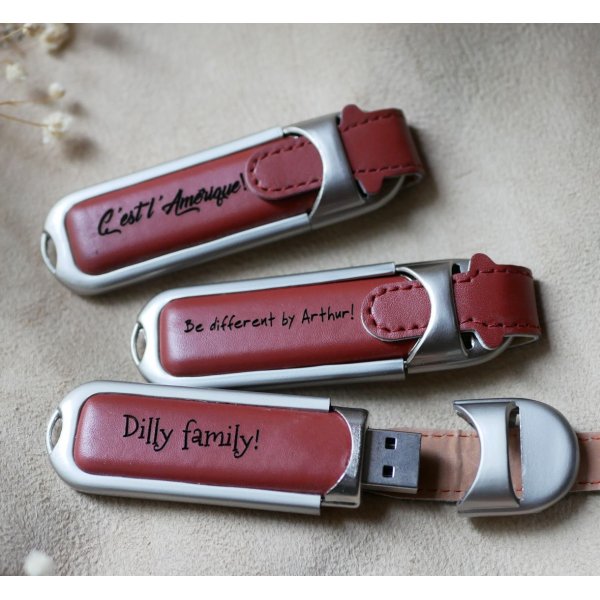 32 GB USB-n&oslash;gle i brunt l&aelig;deretui til personlig tilpasning