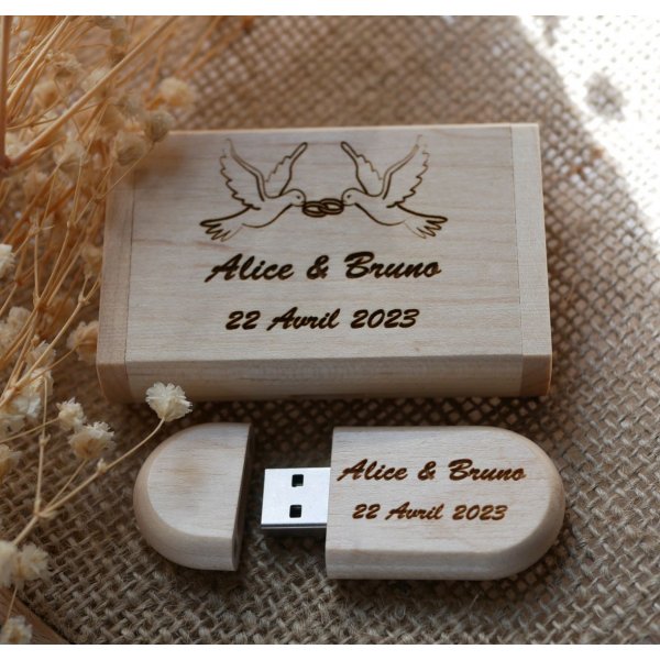 64 GB 3.0 USB-flashdrev i et tilpasset etui af lyst ahorntr&aelig;