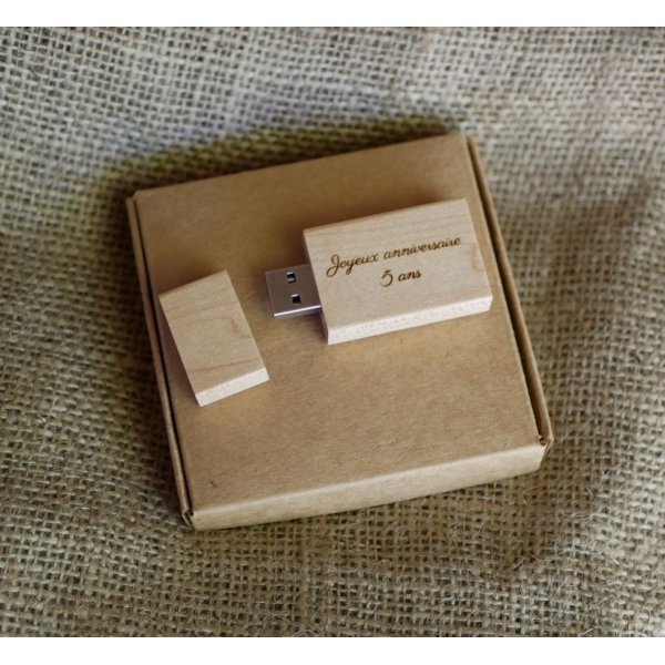 32 GB USB-n&oslash;gle i tr&aelig;, rektangul&aelig;r, kan personligg&oslash;res ved gravering