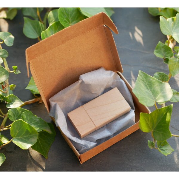 32 GB USB-n&oslash;gle i tr&aelig;, rektangul&aelig;r, kan personligg&oslash;res ved gravering