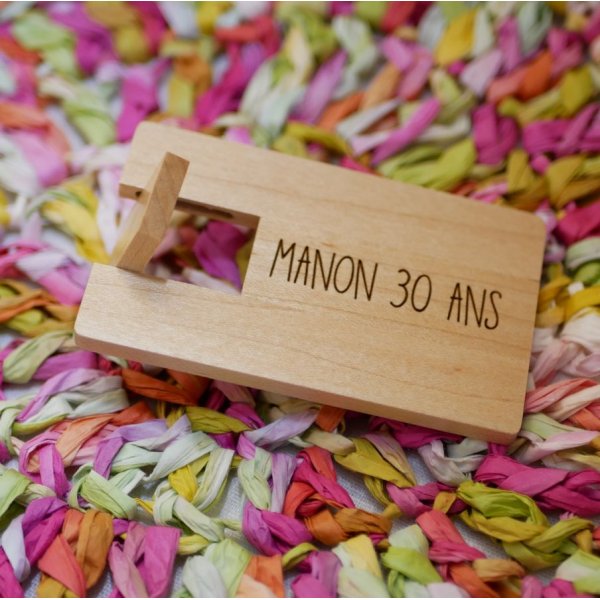 USB-n&oslash;gle med graveret kort i ahorntr&aelig; til personlig tilpasning