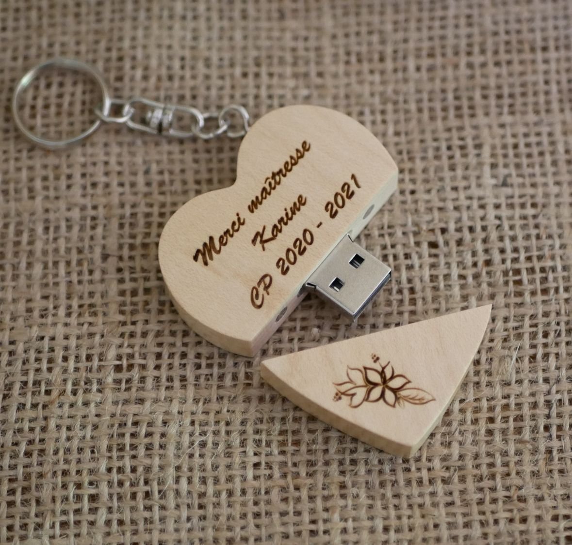 32 GB Heart USB-flashdrev i en let trææske