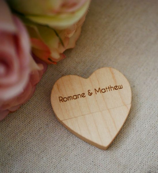 32 GB Heart USB-flashdrev i en let tr&aelig;&aelig;ske