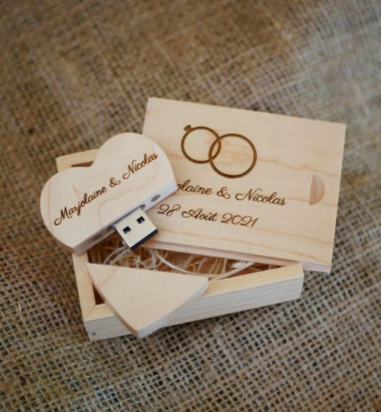 32 GB Heart USB-flashdrev i en let tr&aelig;&aelig;ske