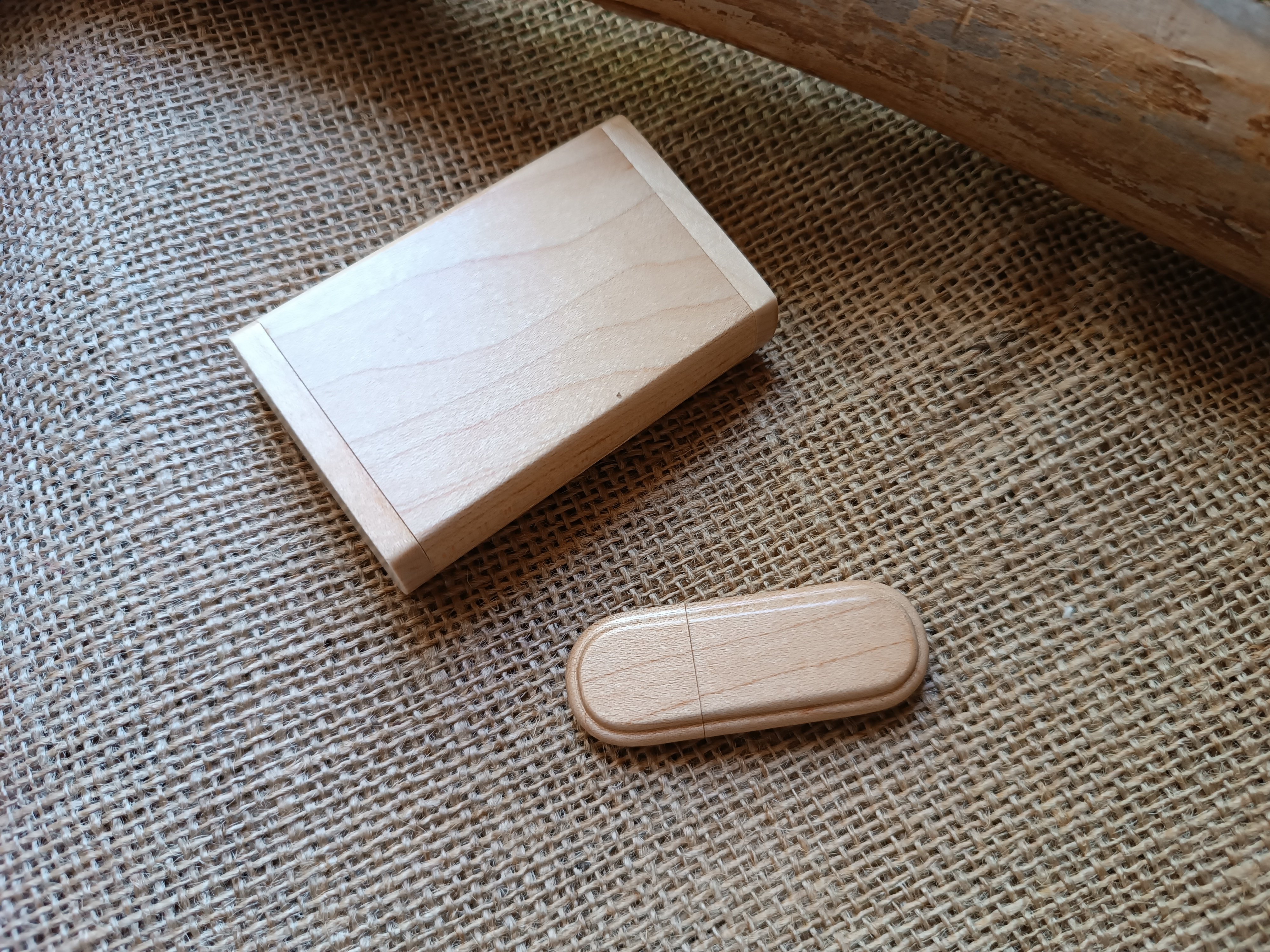 32 GB 2.0 USB-n&oslash;gle med indgravering i etui af ahorntr&aelig;