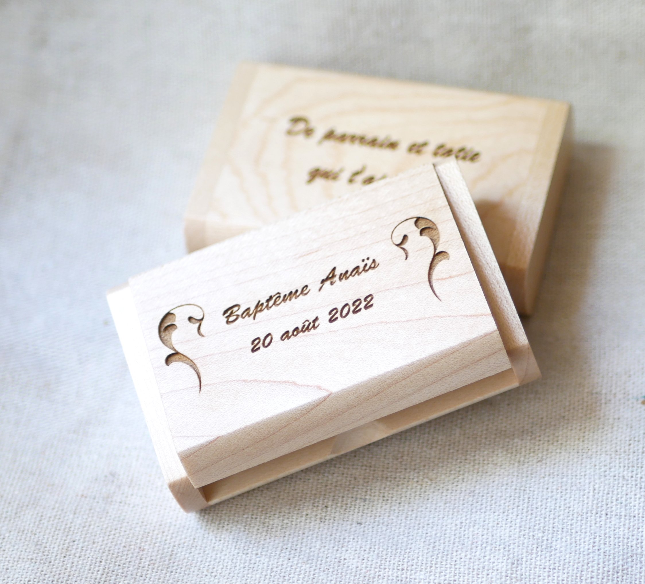 32 GB 2.0 USB-n&oslash;gle med indgravering i etui af ahorntr&aelig;