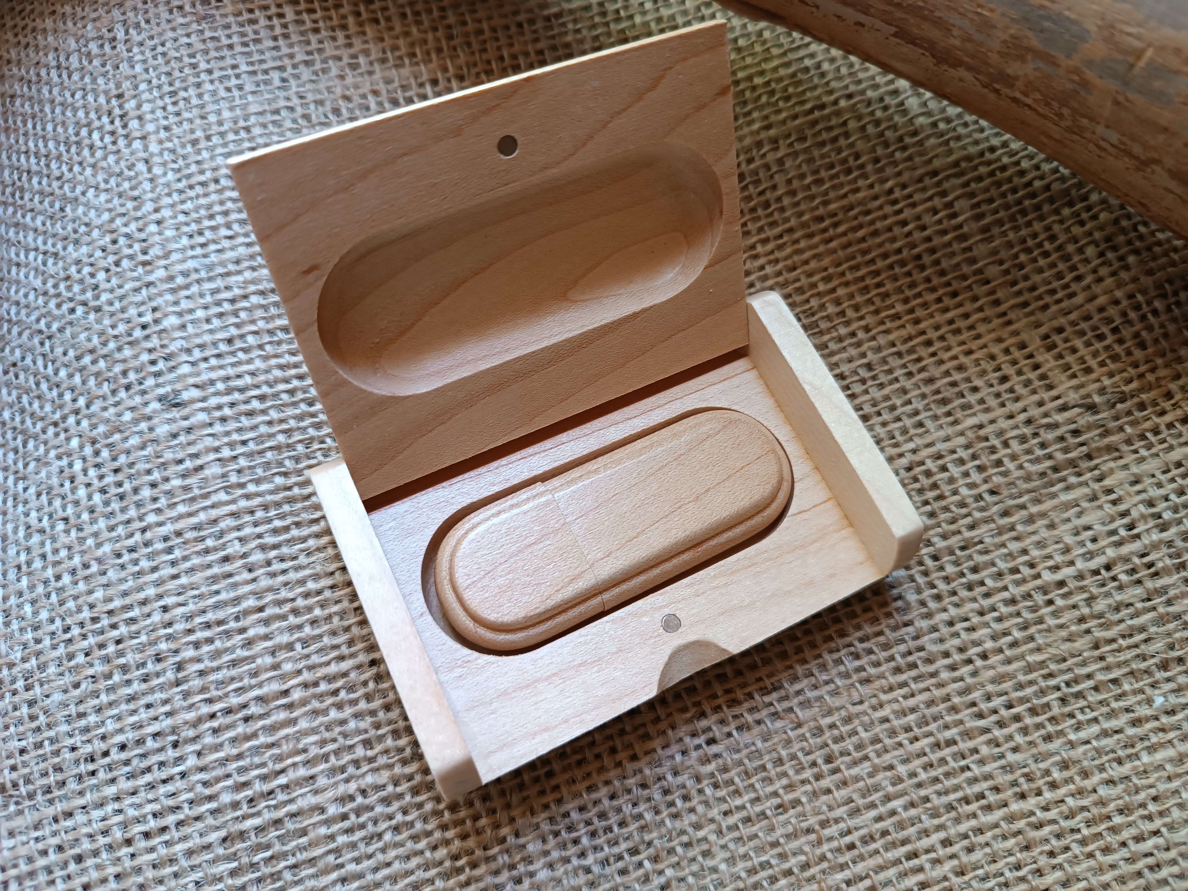 32 GB 2.0 USB-n&oslash;gle med indgravering i etui af ahorntr&aelig;