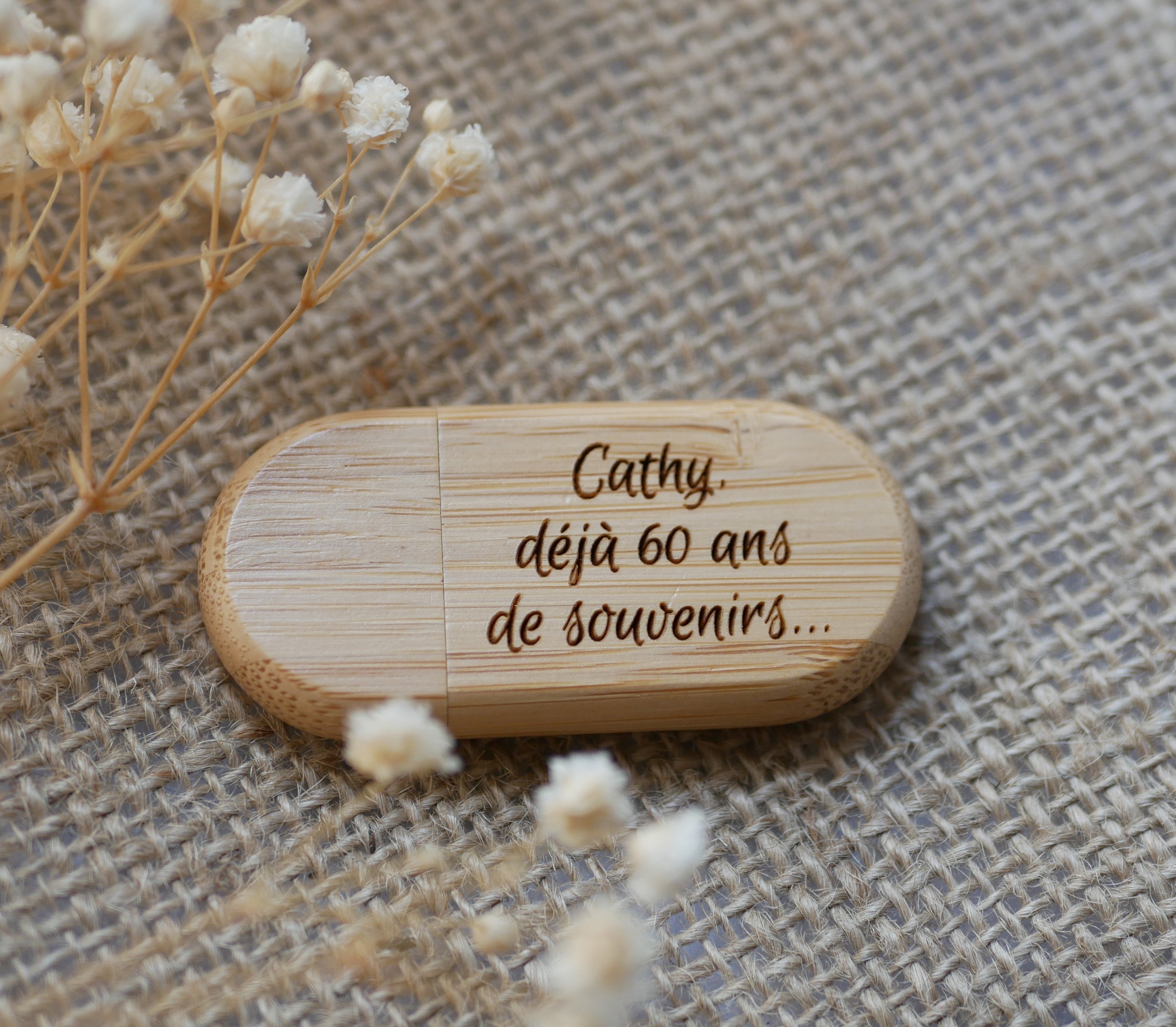 Oval USB-n&oslash;gle, der kan personligg&oslash;res ved gravering, valg af tr&aelig;