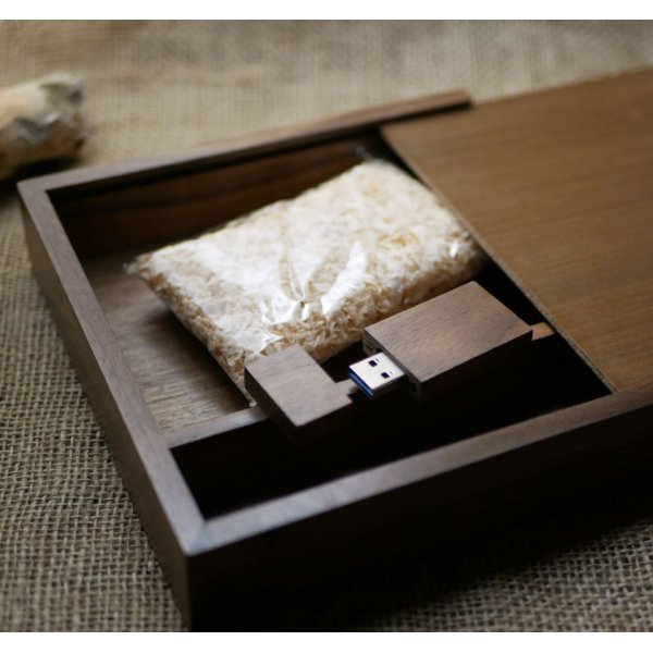 USB-flashdrev 3.0 i valn&oslash;ddetr&aelig; 3.0 og fotoetui, 32 GB, kan tilpasses