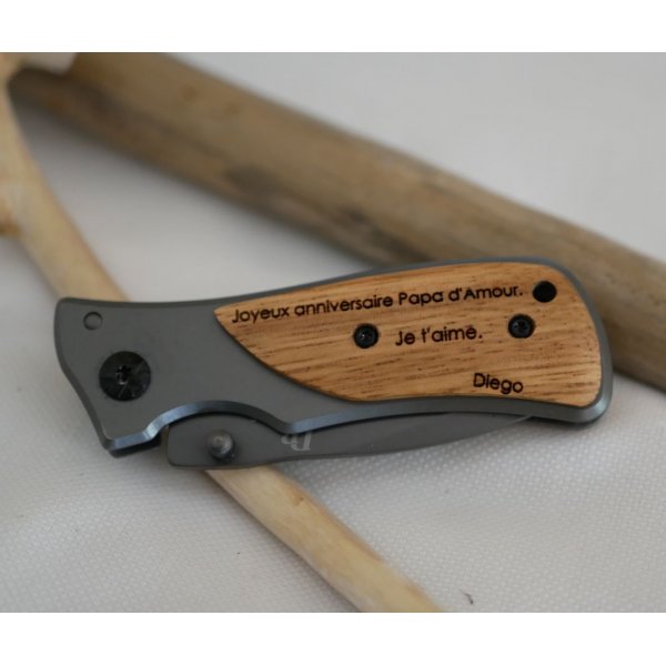 Foldelommekniv med graveret tr&aelig;skaft