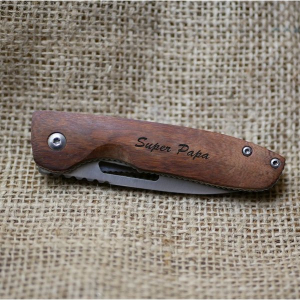 Graveret kniv med tr&aelig;h&aring;ndtag til personlig udformning