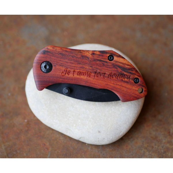 Lille kniv med tr&aelig;skaft, der skal indgraveres