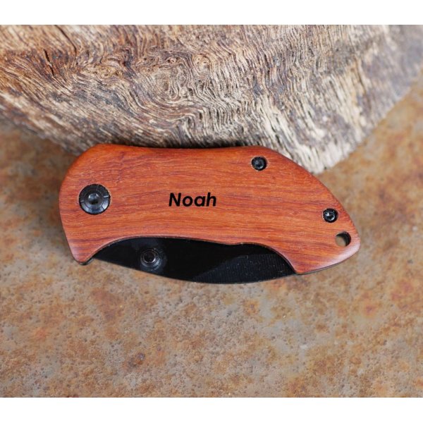 Lille kniv med tr&aelig;skaft, der skal indgraveres