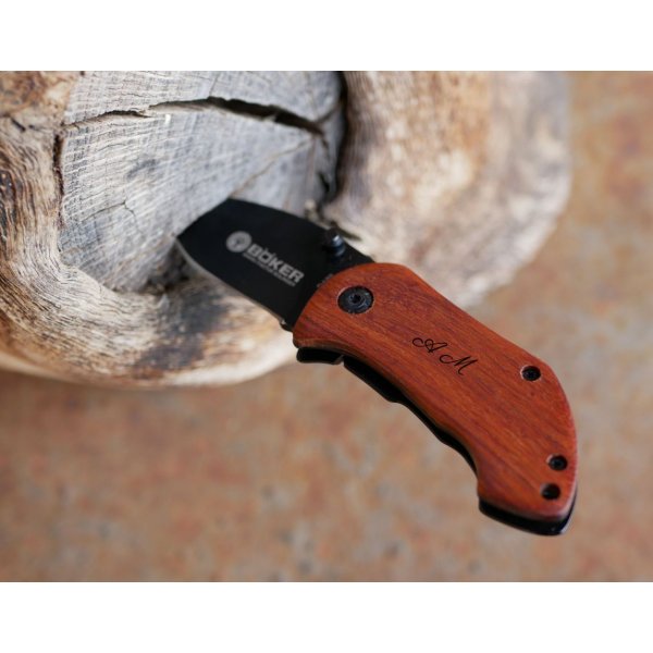 Lille kniv med tr&aelig;skaft, der skal indgraveres