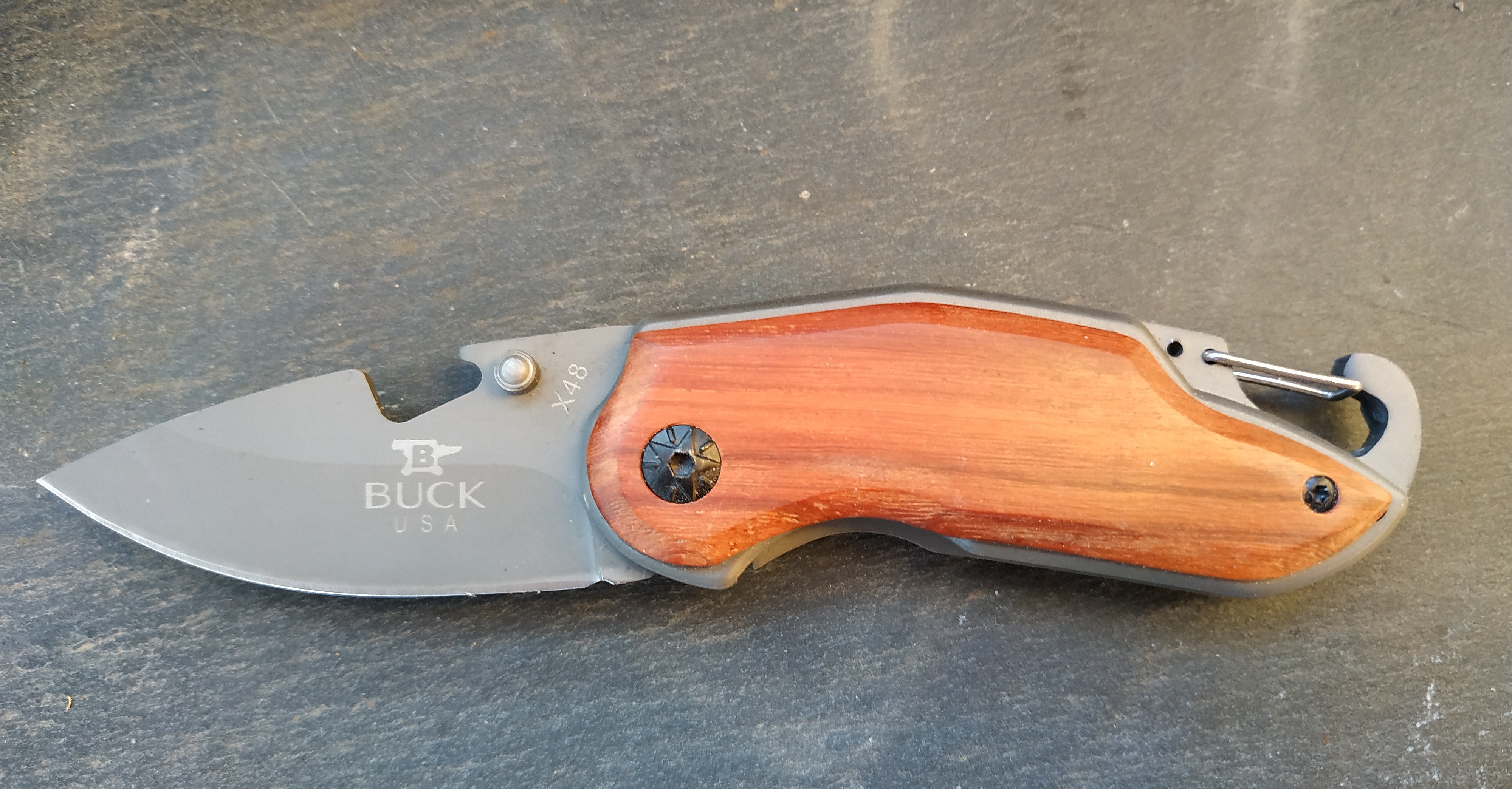 Couteau de poche pliable Buck avec manche en bois.