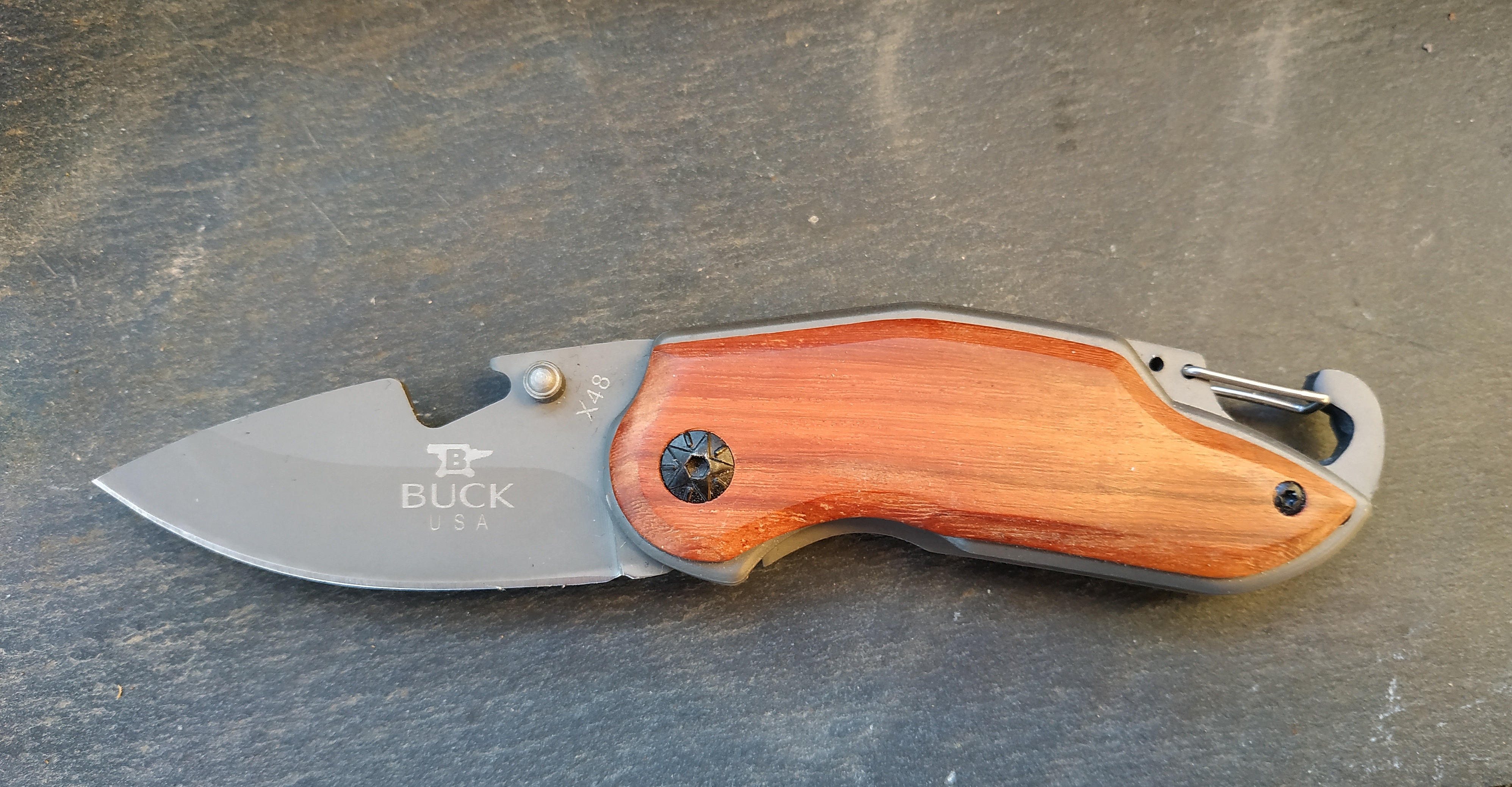 Couteau de poche pliable Buck avec manche en bois.