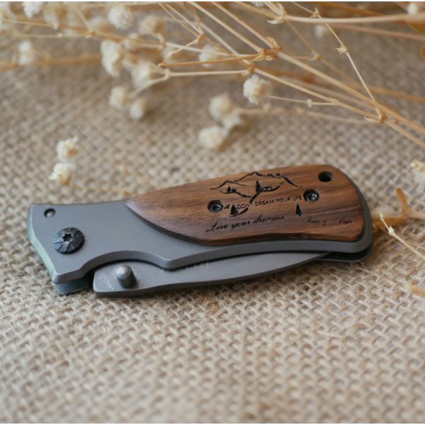 Foldelommekniv med graveret tr&aelig;skaft