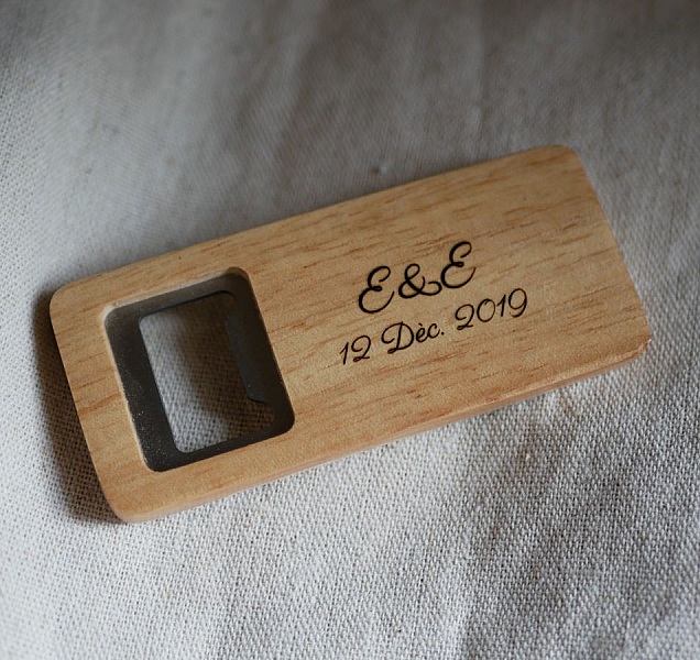 Décapsuleur en bois personnalisé gravé pour mariage.