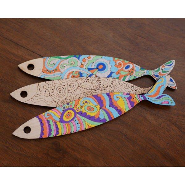 V&aelig;gdekoration Sardiner i tr&aelig; graveret til at blive malet 