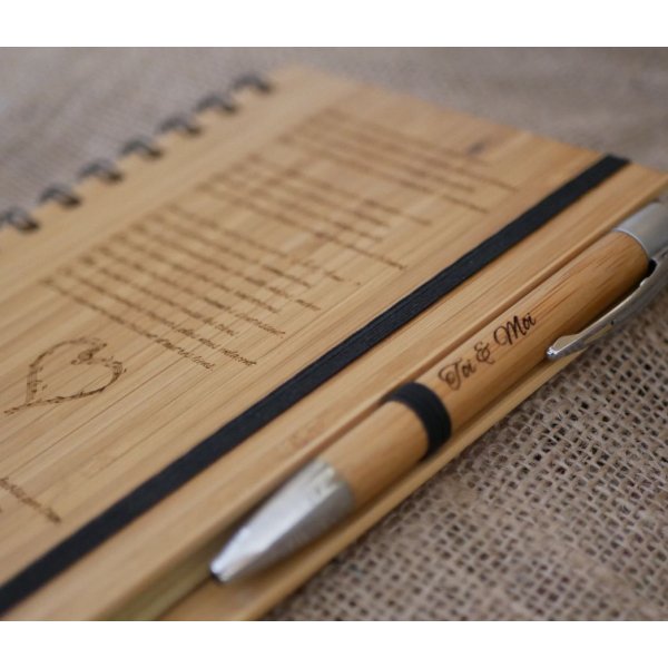 G&aelig;stebog i tr&aelig; til bryllup eller ceremoni, der skal personligg&oslash;res