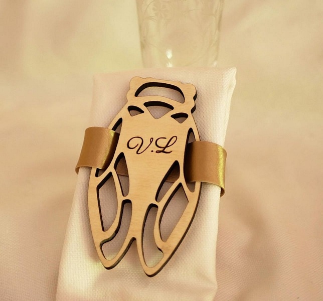 Rond de serviette cigale en bois personnalisé Mots de Bois.