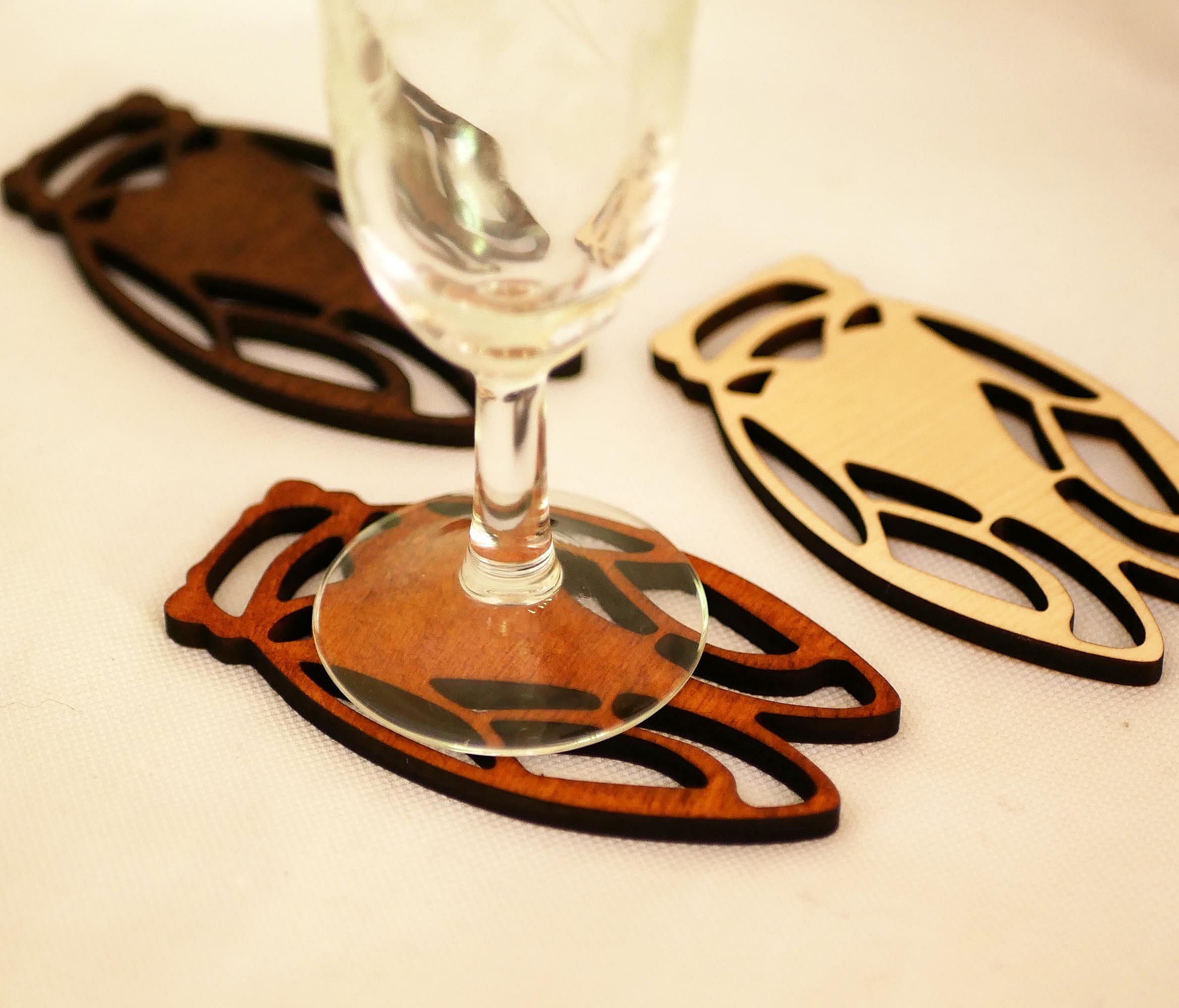 Sous-verres en bois découpés en forme de cigales.