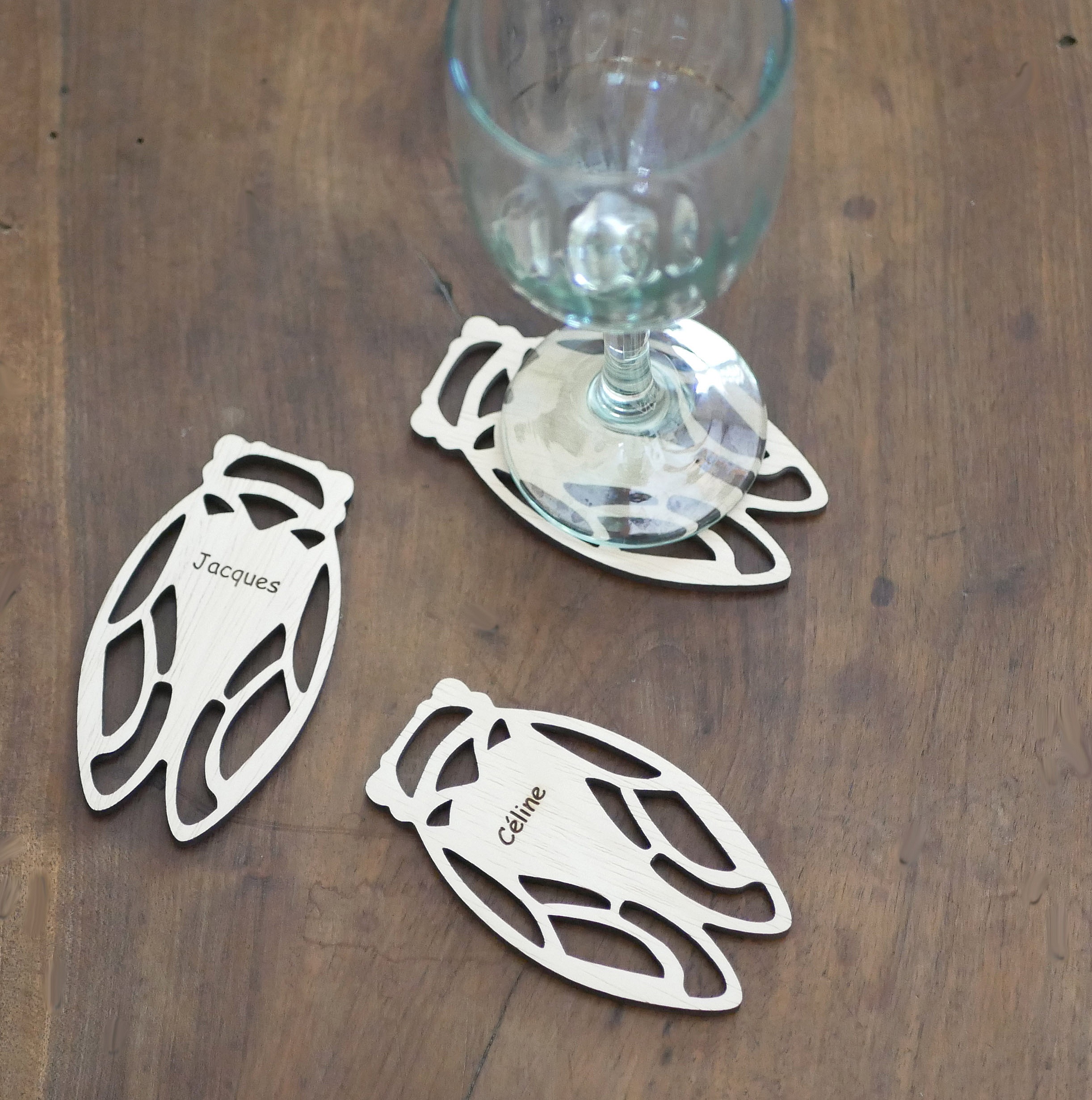 Sous-verres en bois personnalisés en forme de cigale.