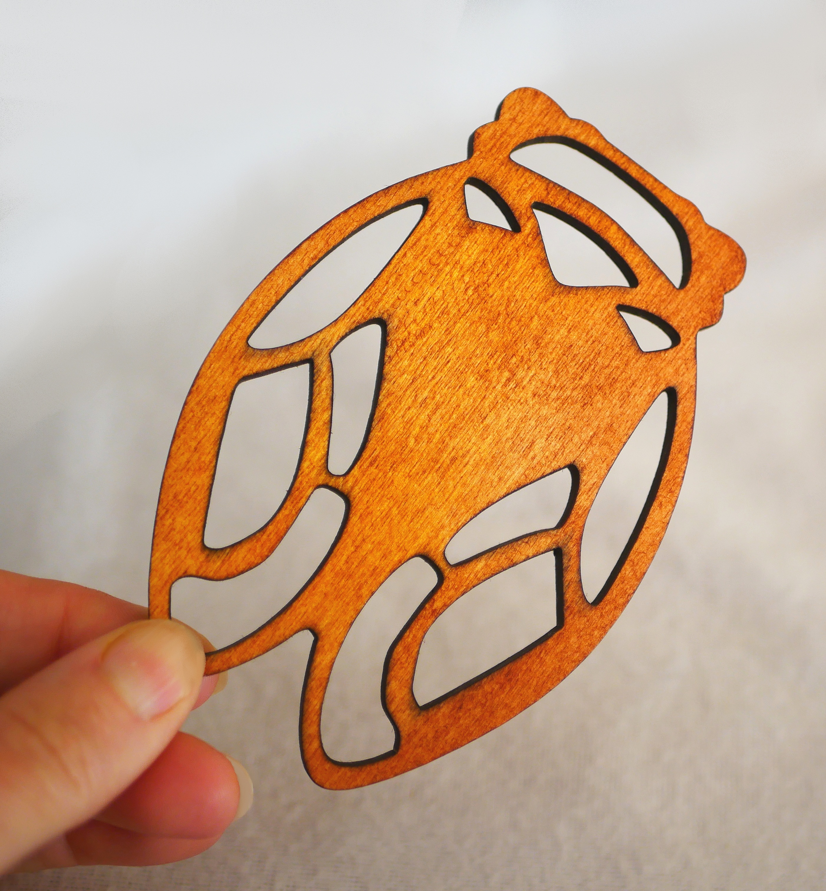 Cicale découpée en bois pour décoration artisanale Mots de Bois.