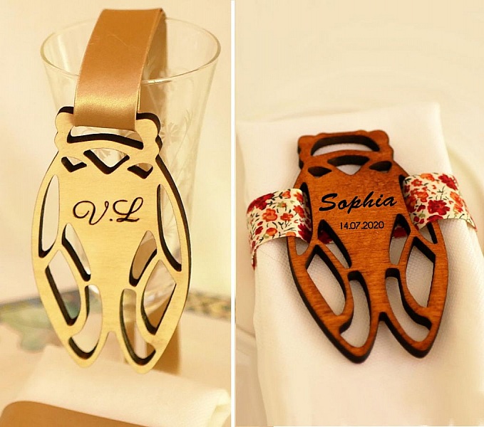 Marque-places cigales en bois personnalisés pour mariage.