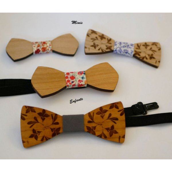 Mini-strik i tr&aelig; til b&oslash;rn med indgravering af blomster, der kan personligg&oslash;res med den samme model til b&oslash;rn og m&aelig;nd