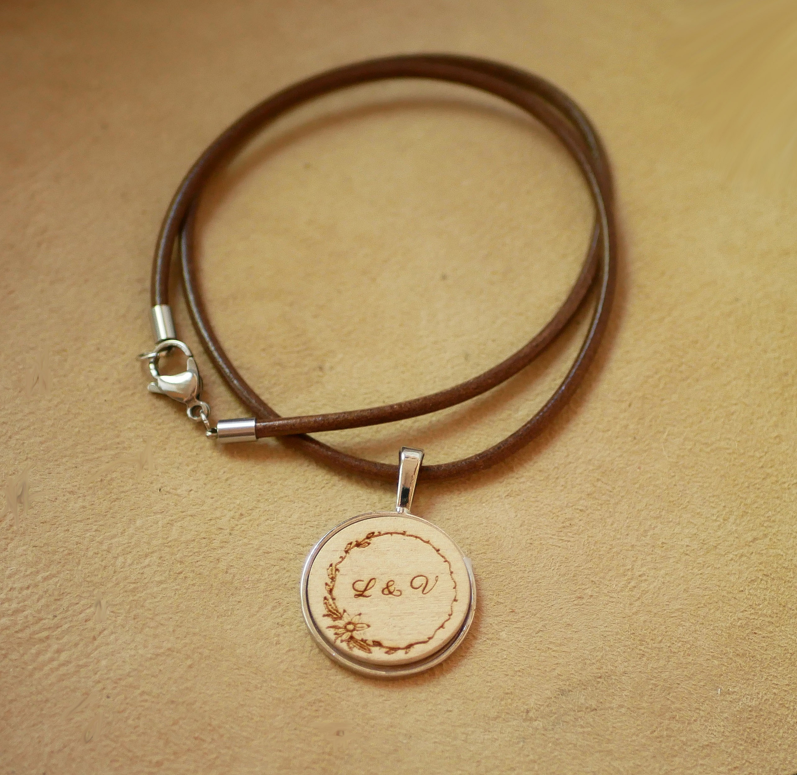 Graveret tr&aelig;medaljon p&aring; en europ&aelig;isk l&aelig;derhalsk&aelig;de til personligg&oslash;relse 