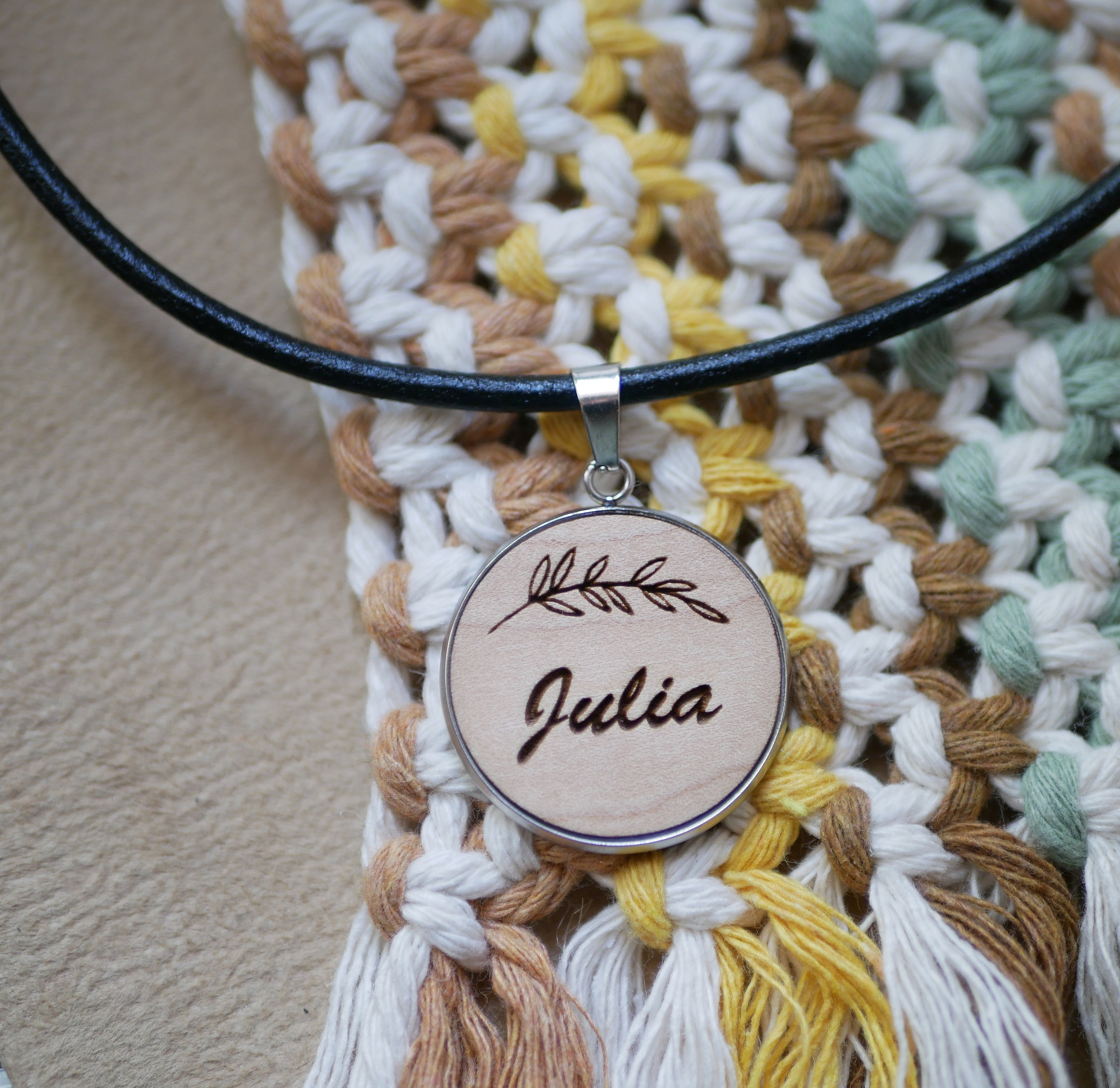 Graveret tr&aelig;medaljon p&aring; en europ&aelig;isk l&aelig;derhalsk&aelig;de til personligg&oslash;relse 