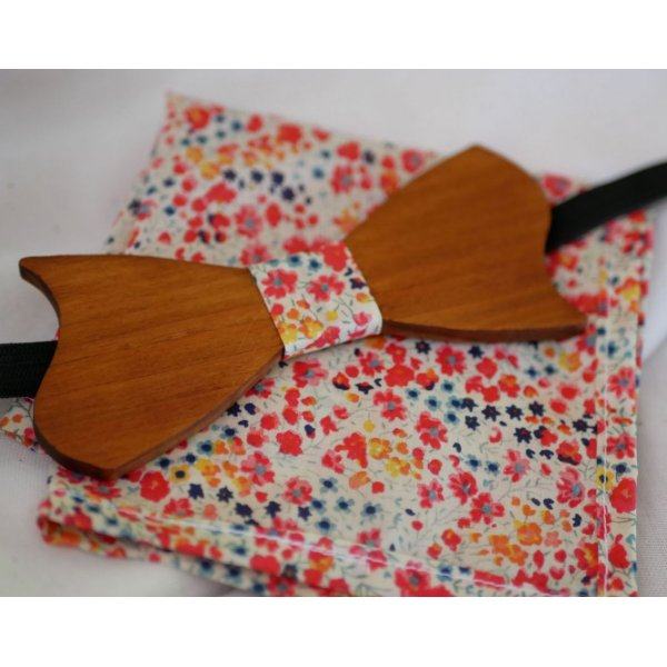 Asymmetrisk butterfly i kirseb&aelig;rtr&aelig; til personlig tilpasning Made in France