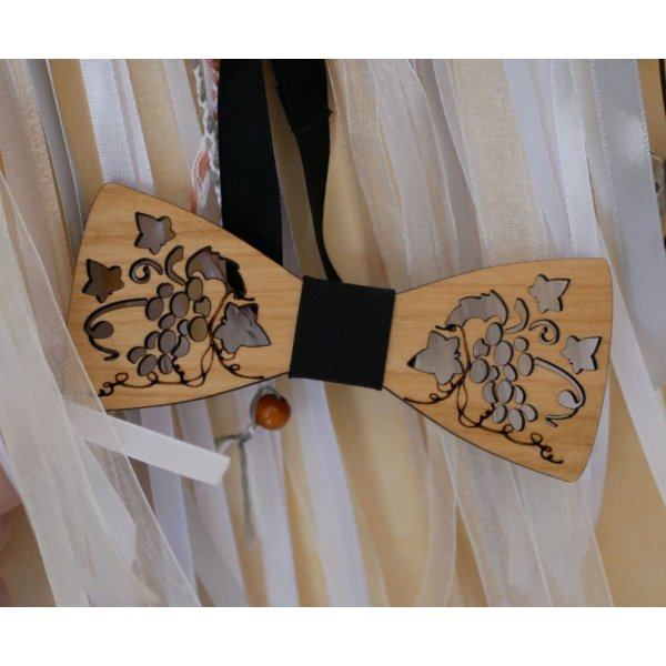 Gennembrudt sl&oslash;jfe i tr&aelig; med vin og blade fremstillet i Frankrig