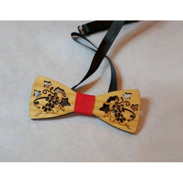 Gennembrudt sl&oslash;jfe i tr&aelig; med vin og blade fremstillet i Frankrig