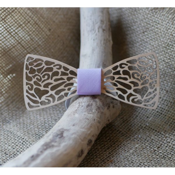 Sl&oslash;jfe i tr&aelig; med fine blonder og skjult hjerte