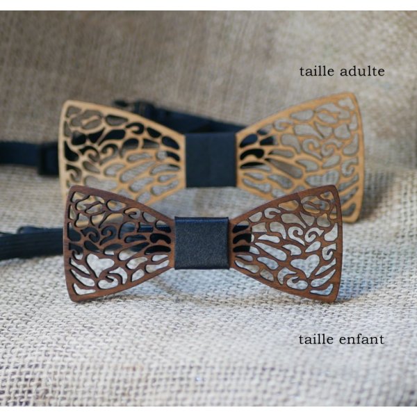 Sl&oslash;jfe i tr&aelig; med fine blonder og skjult hjerte