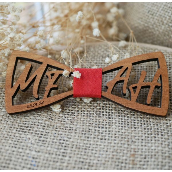 Dobbelt butterfly i tr&aelig; med personlige gennembrudte initialer