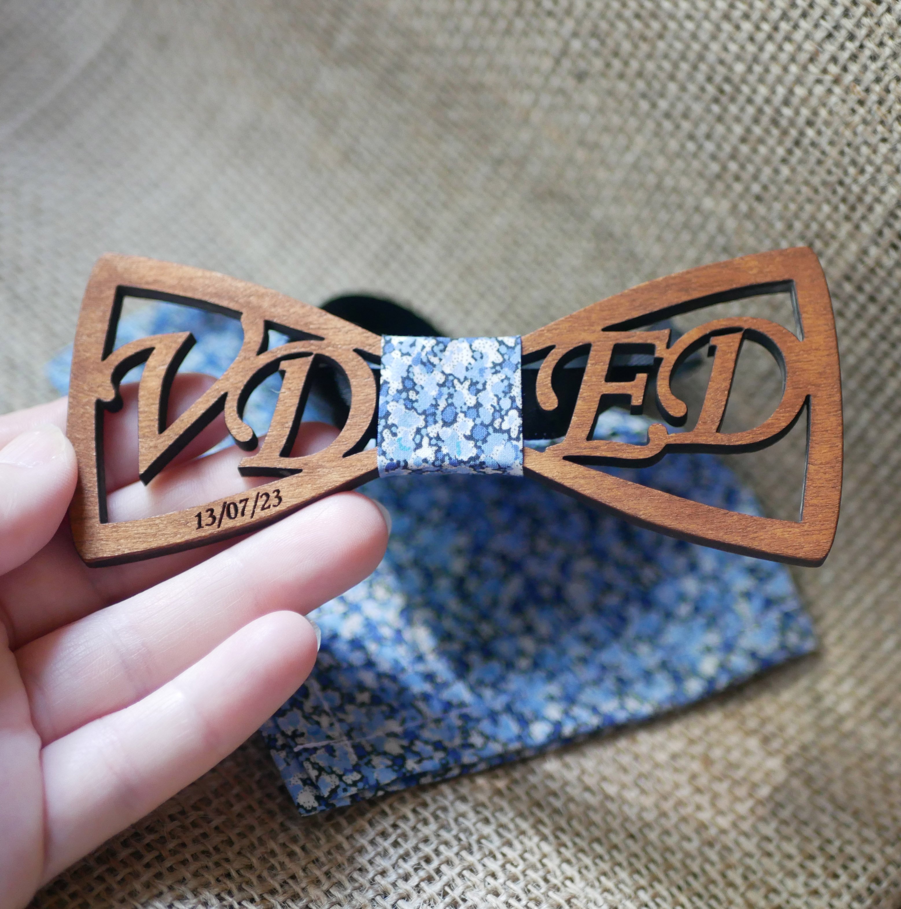 Dobbelt butterfly i tr&aelig; med personlige gennembrudte initialer