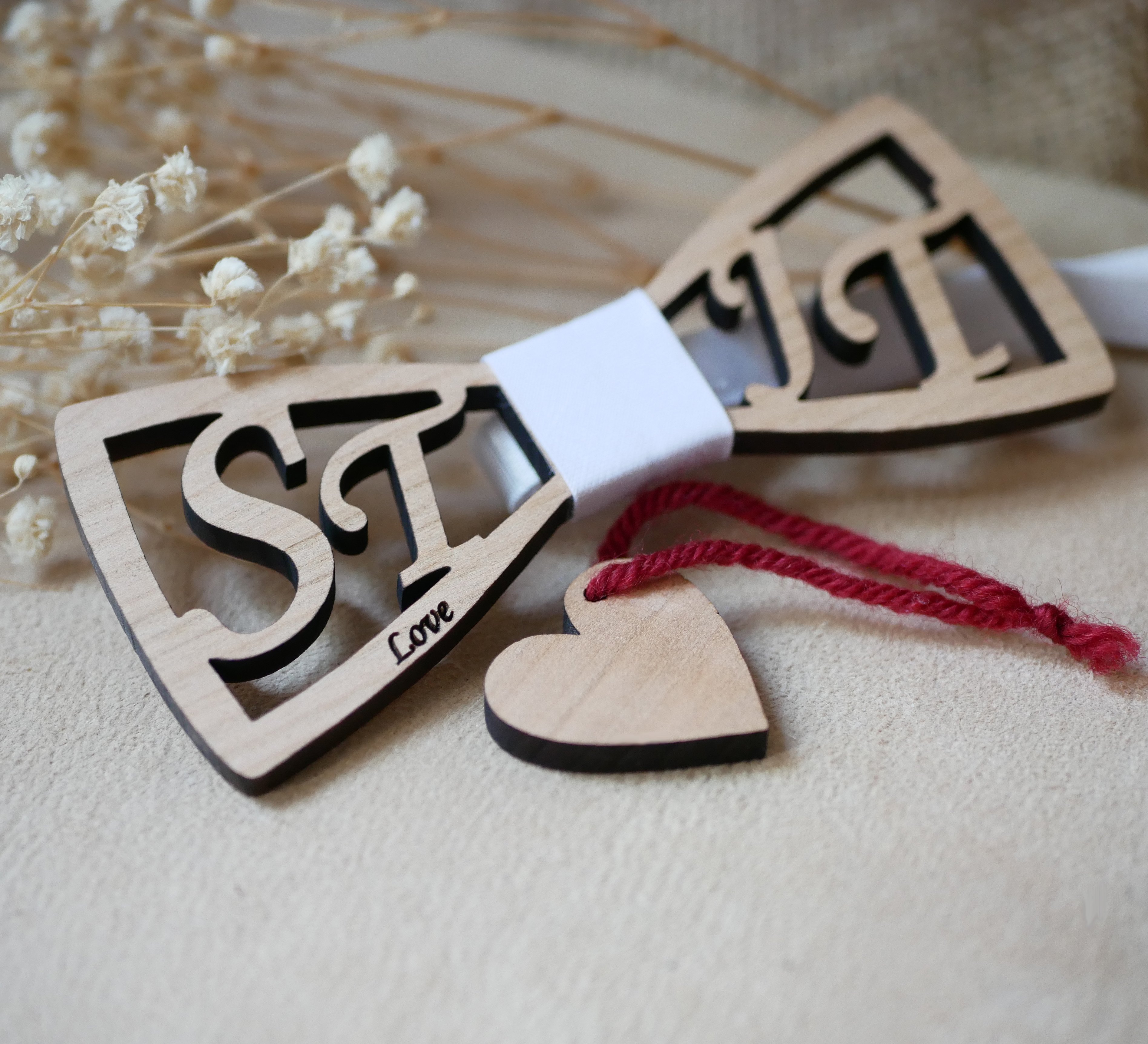 Dobbelt butterfly i tr&aelig; med personlige gennembrudte initialer