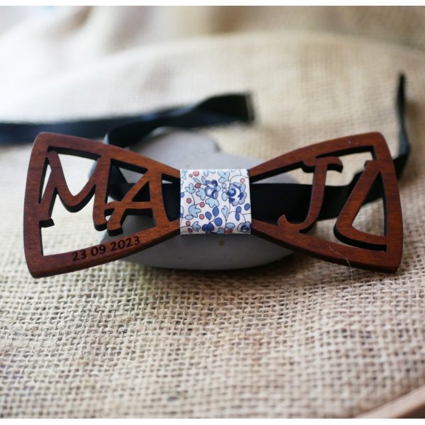 Dobbelt butterfly i tr&aelig; med personlige gennembrudte initialer