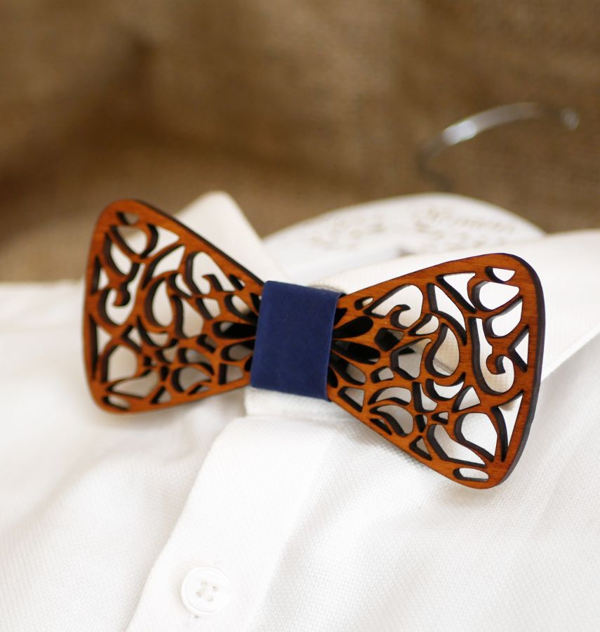 Fransk butterfly af træ med udhulede arabesker