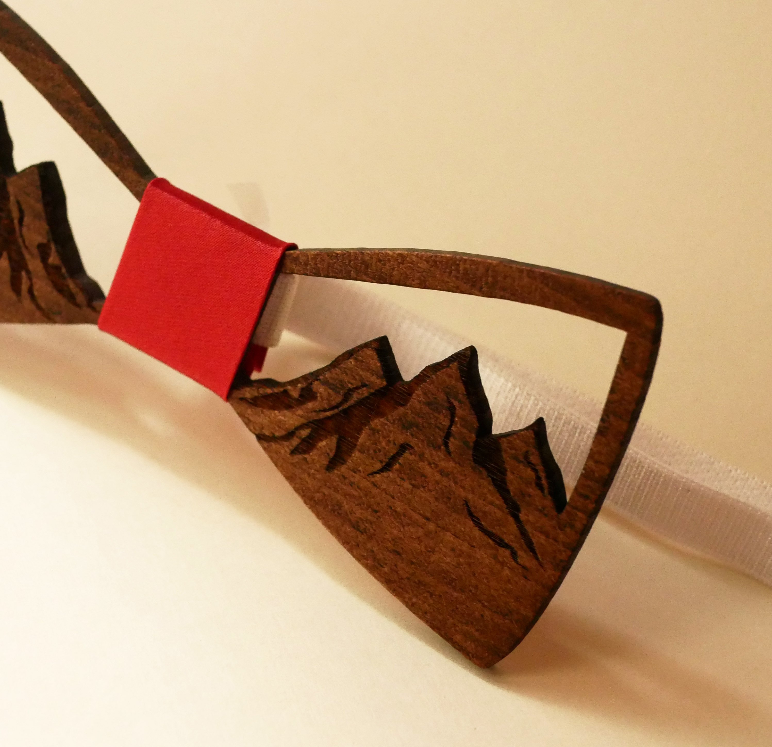 Fransk tr&aelig;butterfly dekoreret med gennembrudte bjerge 