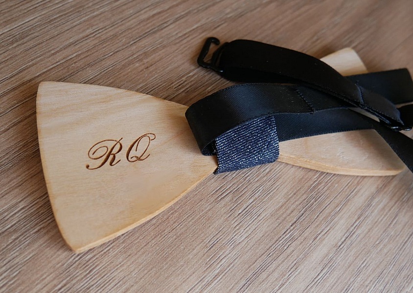 Tr&aelig; butterfly til bryllup indgraveret med vielsesringe lavet i Frankrig