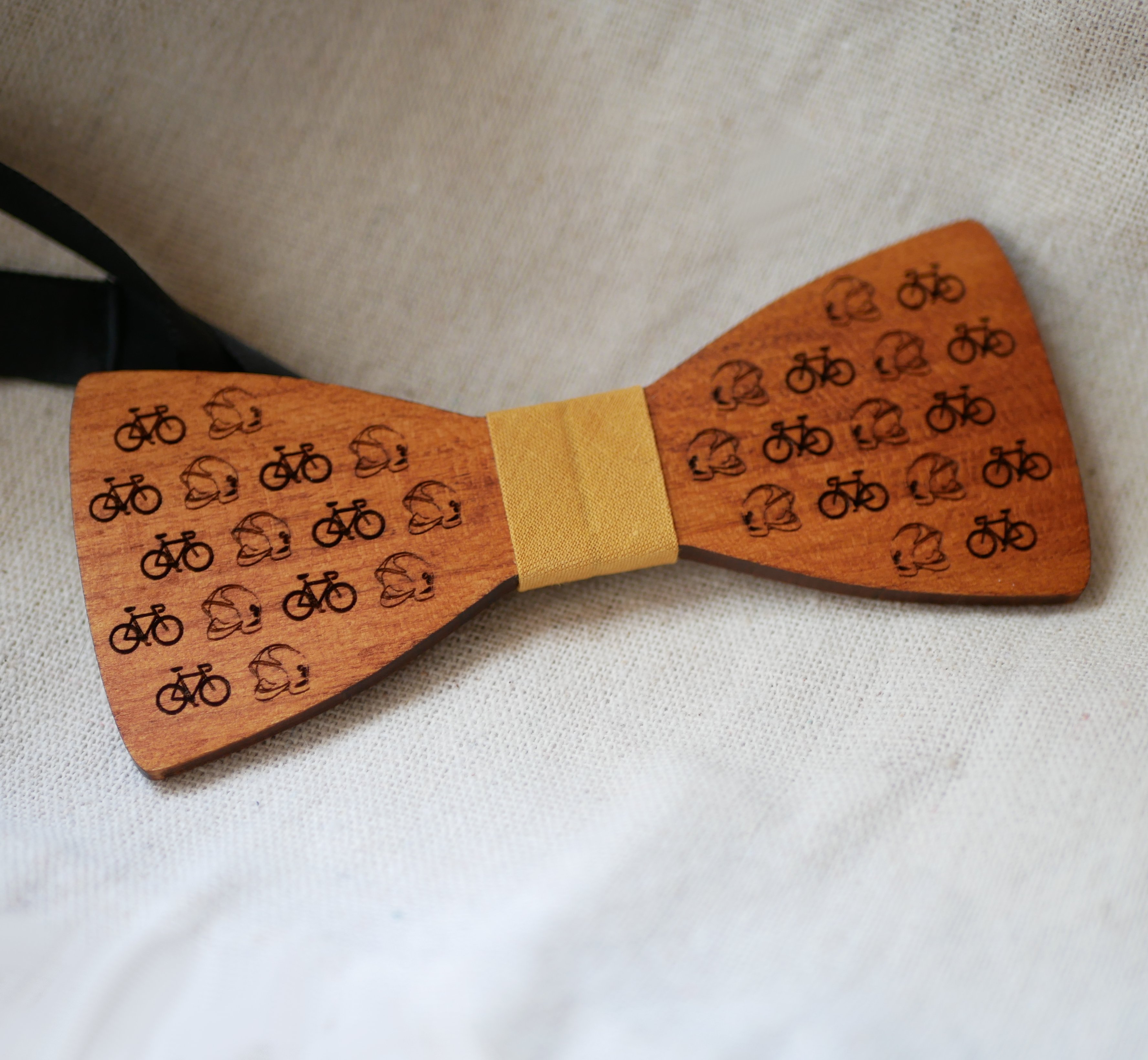 Tr&aelig;strik med indgraveret mini-design til personlig tilpasning fremstillet i Frankrig