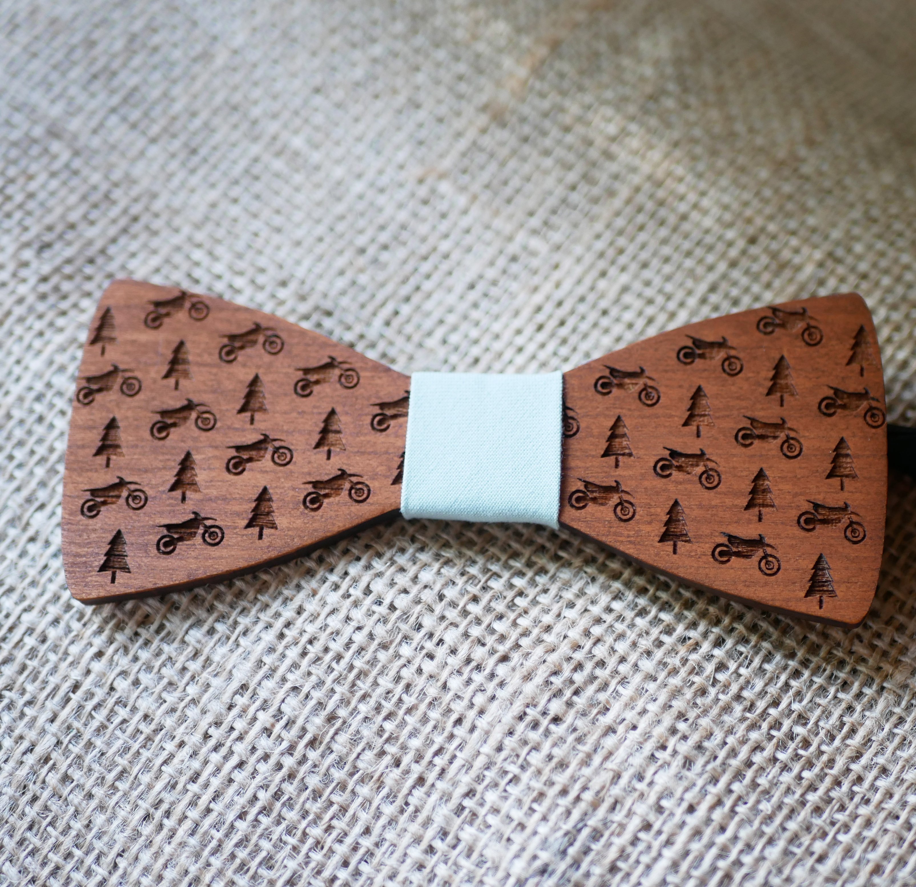 Tr&aelig;strik med indgraveret mini-design til personlig tilpasning fremstillet i Frankrig